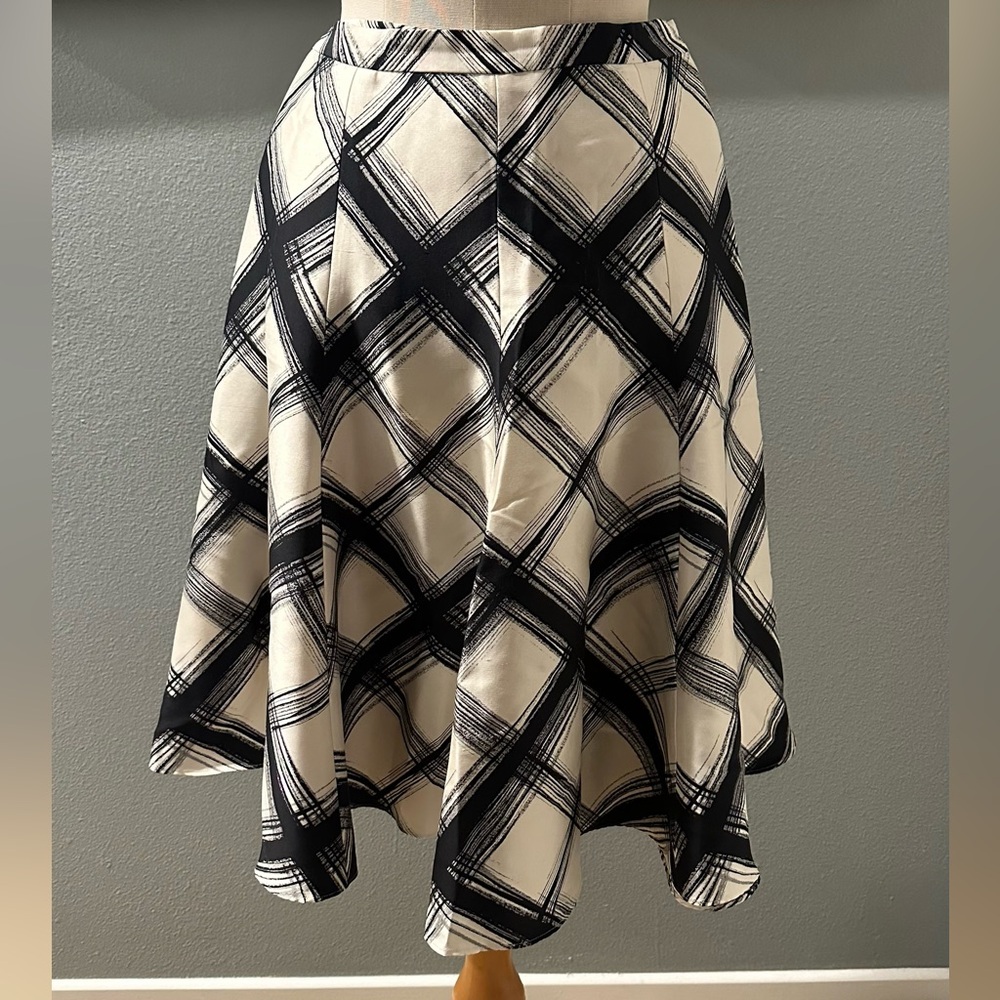 Banana Republic Black and Cream Patterned Skirt